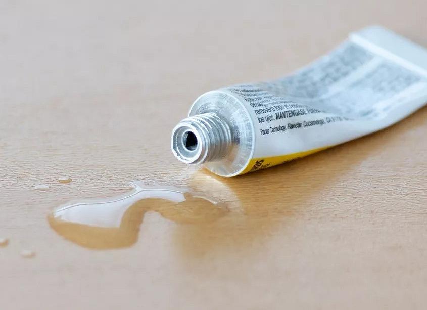 Чем оттереть суперклей с разных поверхностей