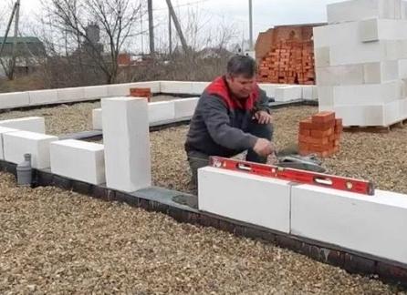 Первый ряд газобетона какой должен быть слой раствора