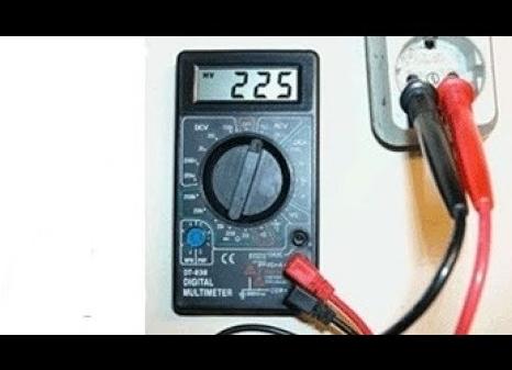 Как измерить напряжение в розетке мультиметром